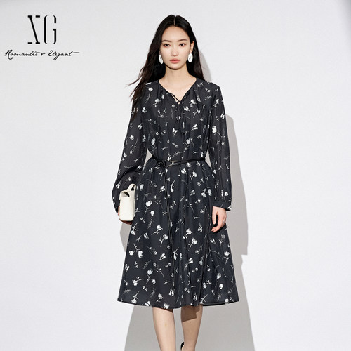 XG雪歌25秋款法式系带V领显瘦A版中长碎花连衣裙女XL304830A806