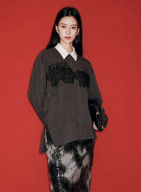 XG雪歌2026春灰色蕾丝印花设计感圆领卫衣女开叉上衣XL101002A182