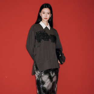 XG雪歌2026春灰色蕾丝印花设计感圆领卫衣女开叉上衣XL101002A182