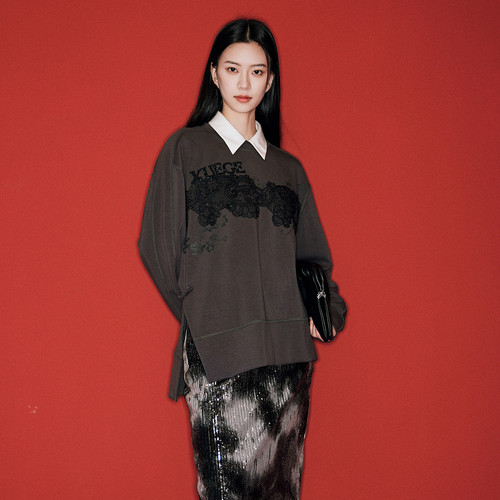 XG雪歌2026春灰色蕾丝印花设计感圆领卫衣女开叉上衣XL101002A182
