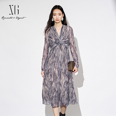 XG雪歌2025秋款浪漫扎染长袖连衣裙女V领收腰中长裙XK304001B194