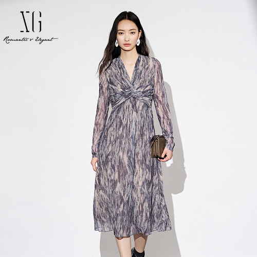 XG雪歌2025秋款浪漫扎染长袖连衣裙女V领收腰中长裙XK304001B194