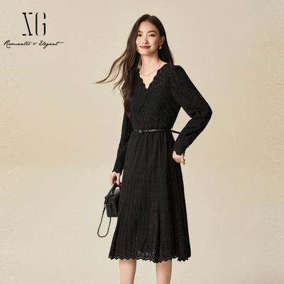 xg雪歌优雅V领连衣裙女冬2024新款显瘦黑色高腰长裙XJ404017A490