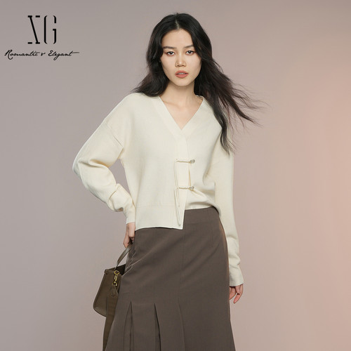 XG雪歌2025秋落肩简约百搭新中式V领国风针织开衫女XK311043A591