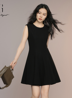 XG雪歌25秋赫本风经典小黑裙无袖圆领收腰A字连衣裙XK304010A590