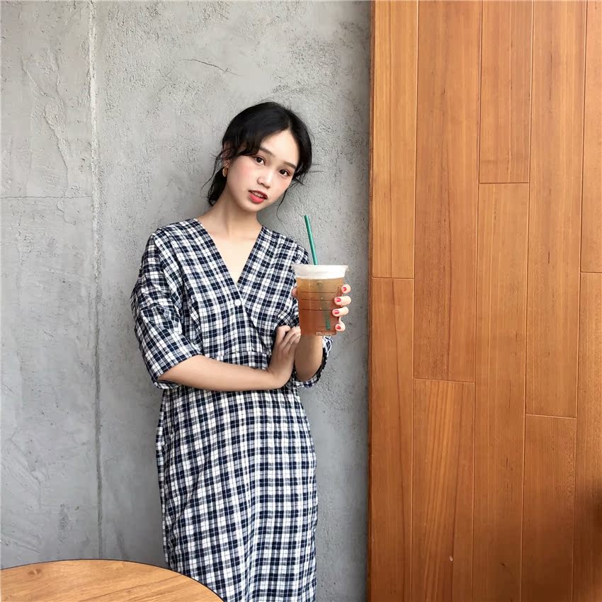 蘑菇街美丽说2018年夏装新款女装潮V领格子气质连衣裙开叉中长裙