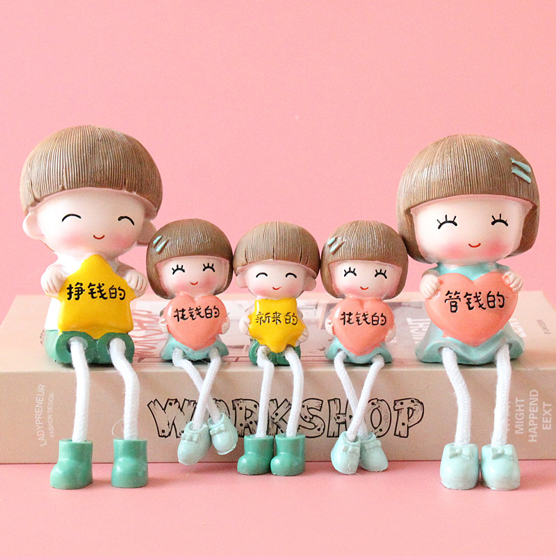 客厅电视墙面简约风装饰可爱一家五口吊脚娃娃树脂工艺礼品摆件