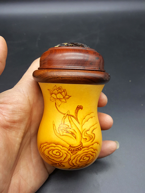 丰一阁精品名家庞昌山烫画拈花一笑鬼子六蛉虫墩葫芦鸣虫用具在类目 宠物/宠物食品及用品, 爬虫/鸣虫及其用品, 爬虫/鸣虫用具中 - 来自Buy2taobao.com提供专业的淘宝代购服务