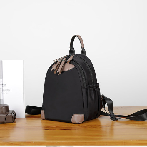 轻便外出大容量背包时尚百搭包包