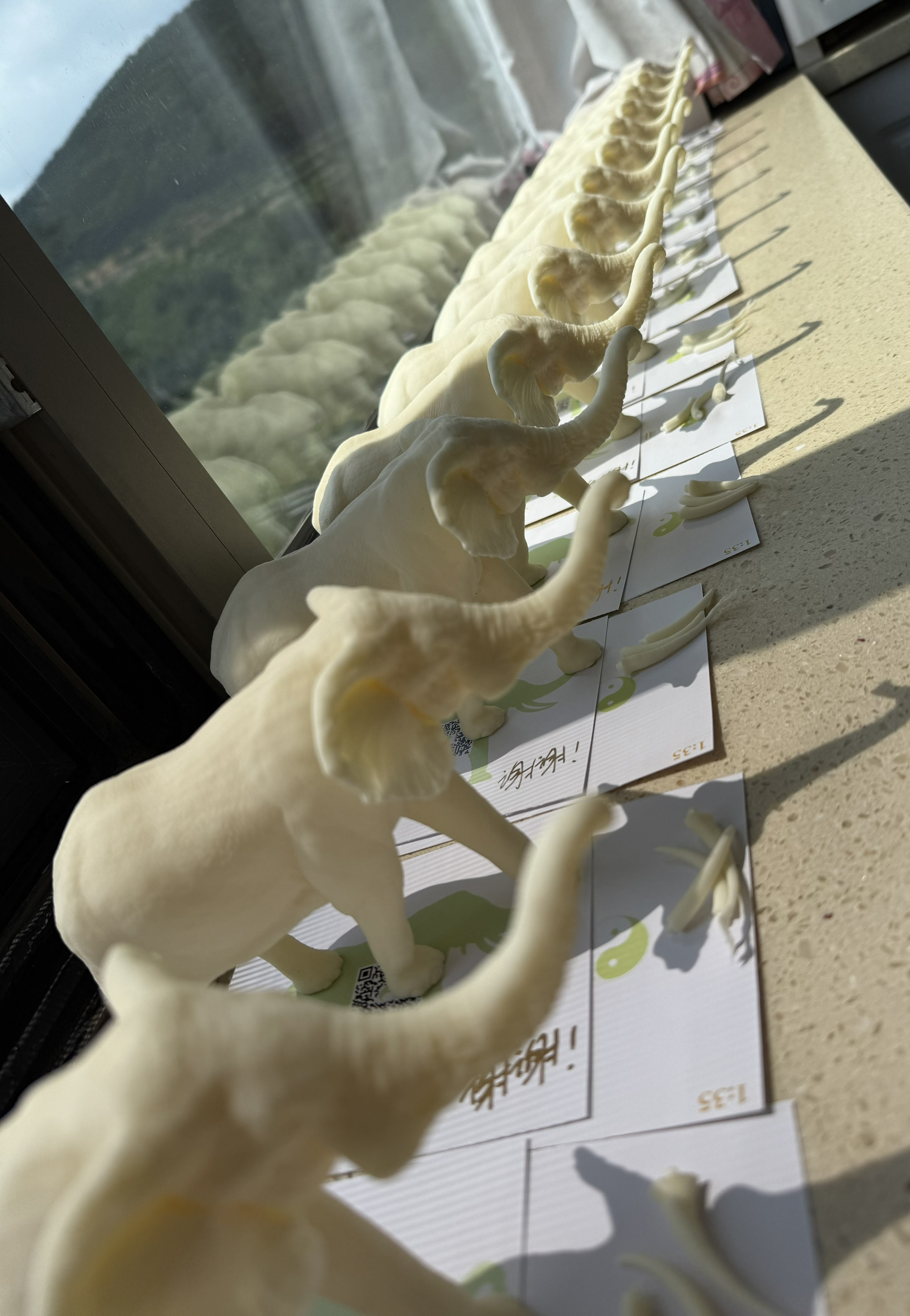 易道非洲象桌面摆件象牙