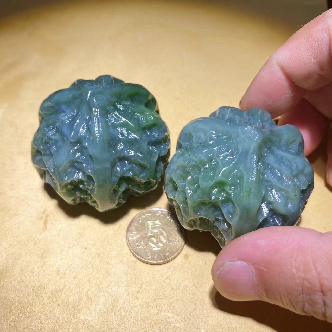 天然和田玉俄罗斯碧玉蓝调带翠雕刻掌中宝文玩把玩核桃一对