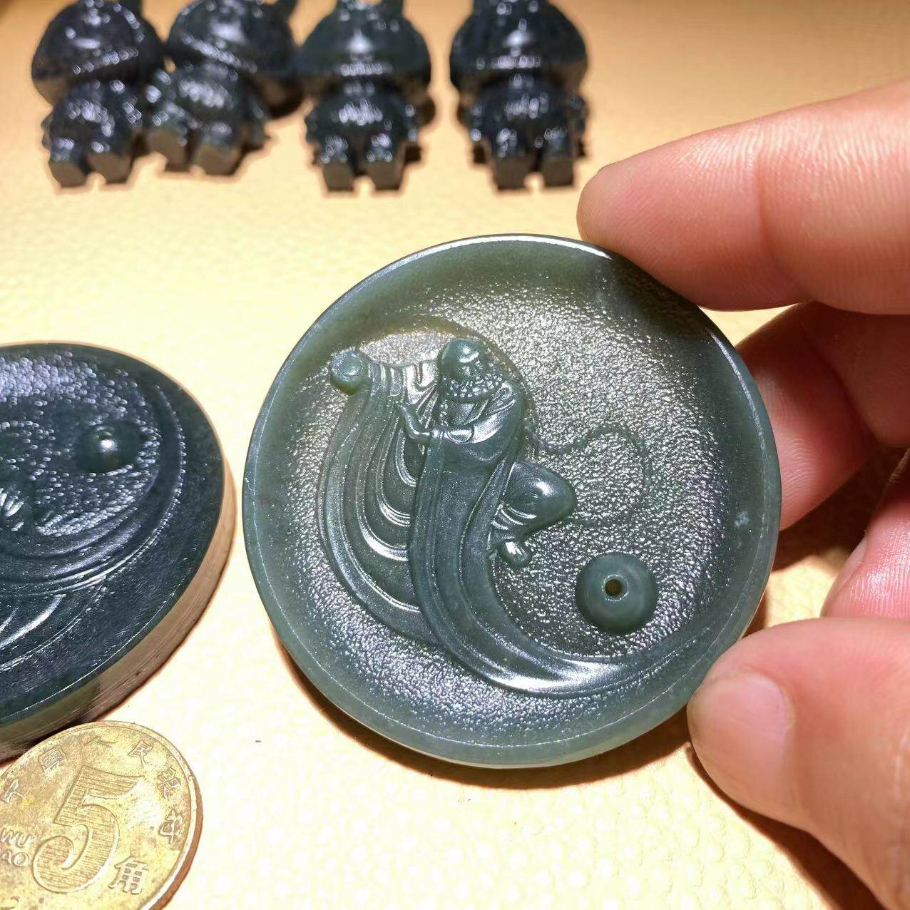 天然和田玉且末黑青玉雕刻达摩悟道小圆牌香插小摆件挂件