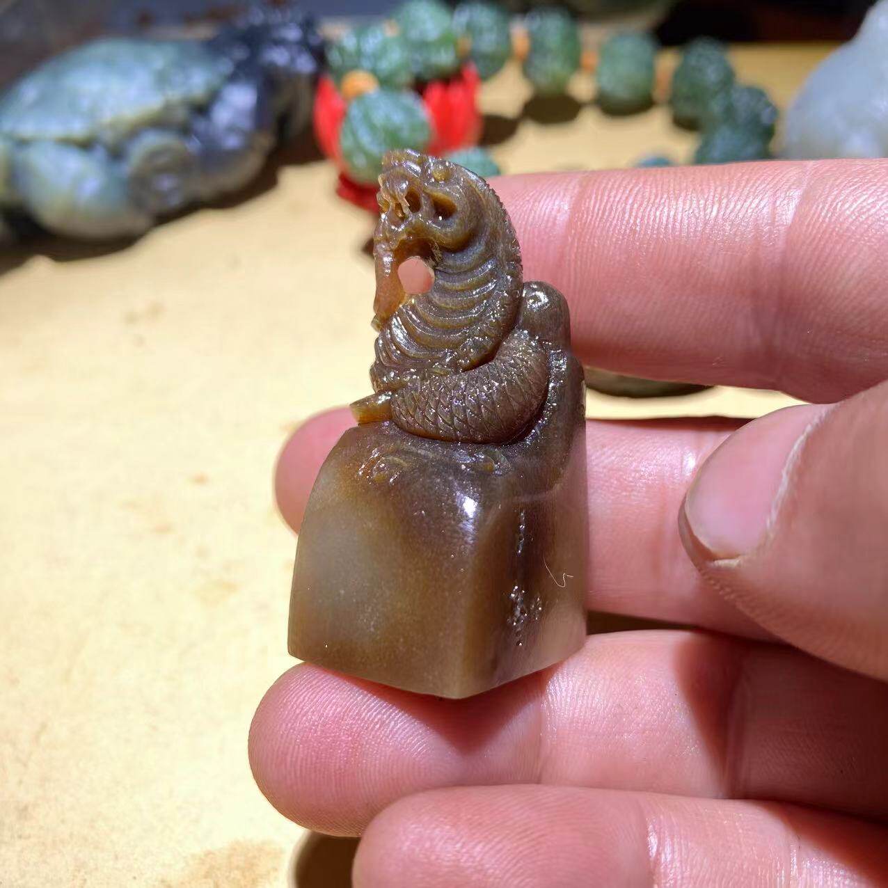 仿古风天然新疆和田玉且末糖玉手工雕刻印章富贵缠身生肖蛇小挂饰