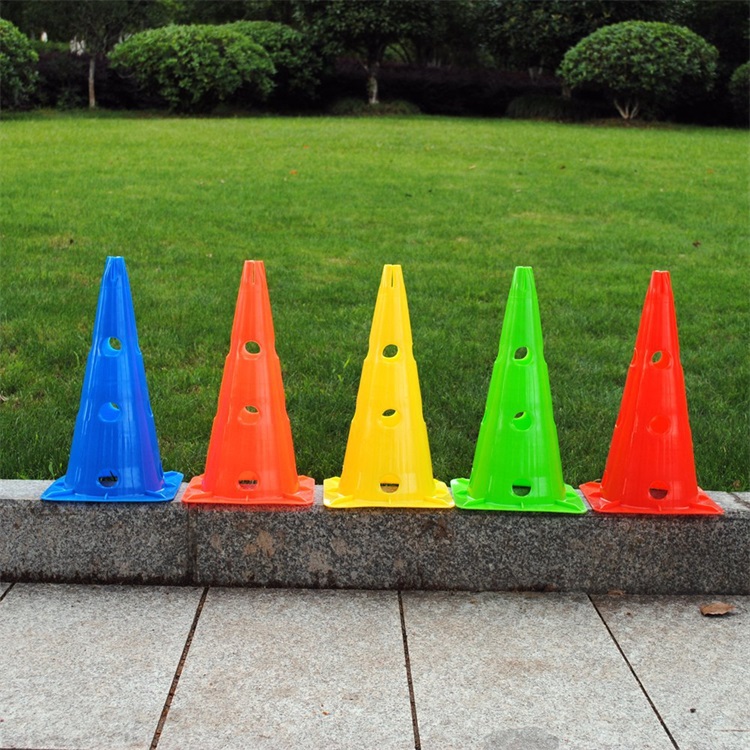 足球标志桶38厘米带孔方底雪糕筒路标路障标志筒障碍物可加购横杆