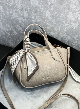 超火小众包包女2025新款时尚百搭斜挎包保龄球包手提包外出小拎包