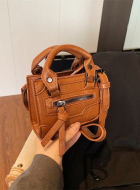 小众设计高级感手提机车包包女2025新款潮亮料单肩斜挎包通勤包