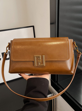 2025新款时尚潮流油蜡皮小方包质感链子腋下单肩包简约百搭斜跨包