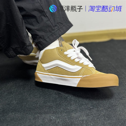 休闲风黄色舒适翻毛皮板鞋