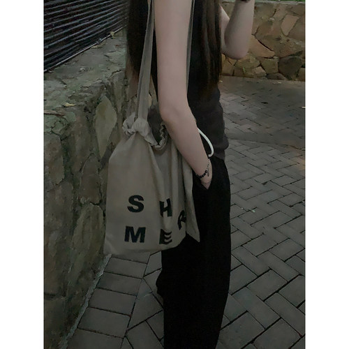 大小姐77  日常搭配加分时髦好用的100苎麻抽绳字母包包