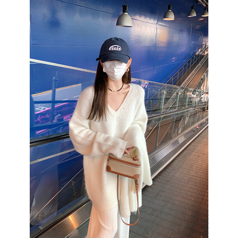 通勤温柔慵懒V领白色毛衣