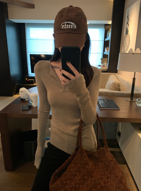 大小姐77 本期bi入超细羊毛柔软细腻V领显瘦纯色修身打底衫内搭