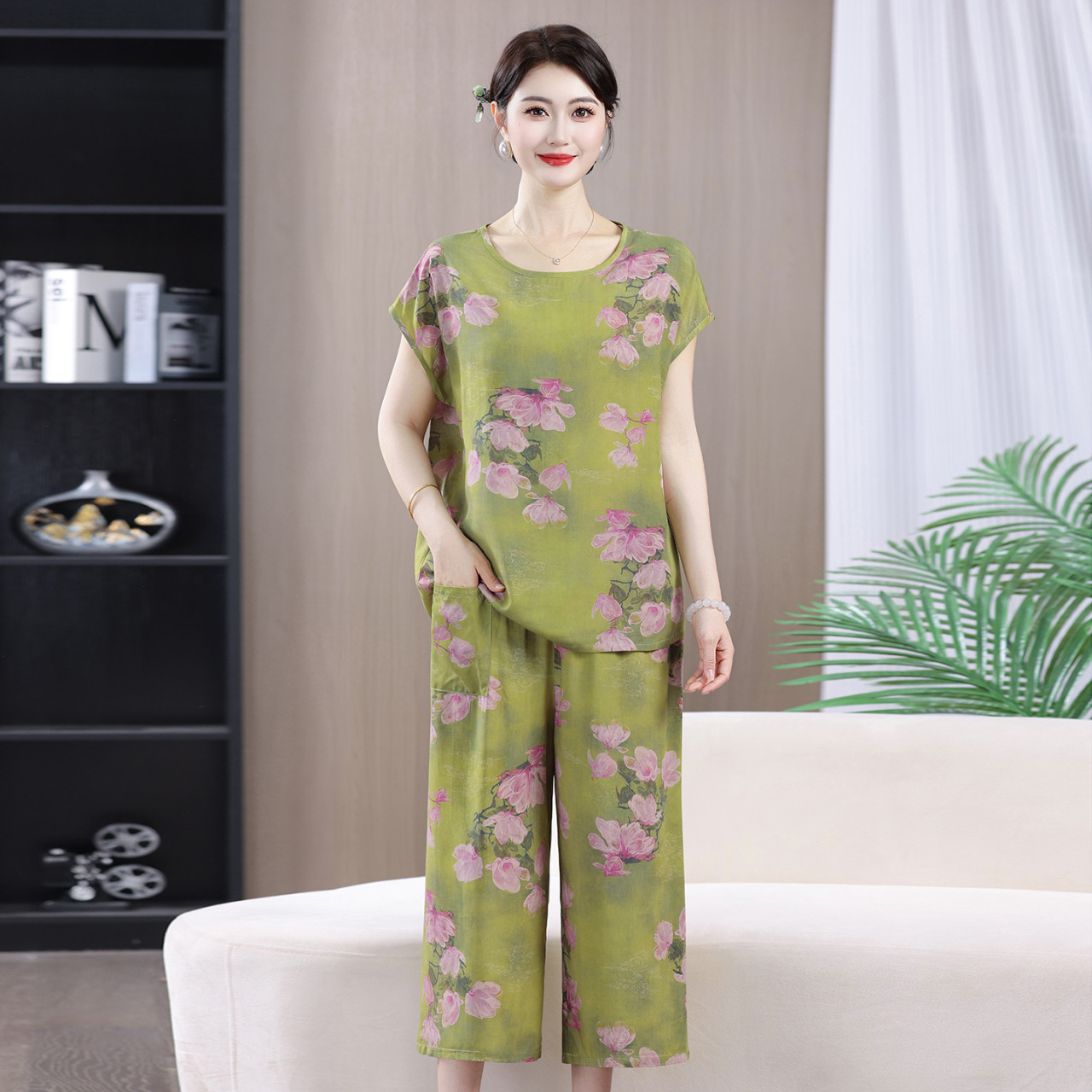 中老年女士夏季新款碎花时尚气质妈妈减龄T恤小衫七分裤两件套装