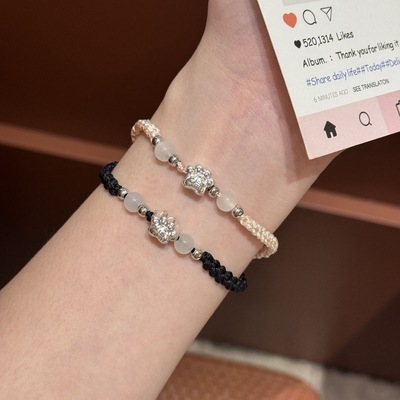 握着幸福猫爪情侣手链国潮风