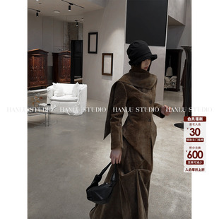 HanLu studio品牌原创不对称解构设计收腰荆褐色丝绒围巾羽绒服