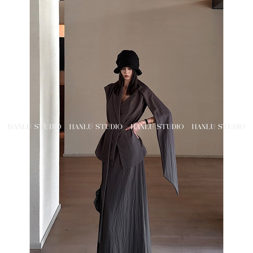 HANLU STUDIO品牌解构不对称飘带设计炭灰色收腰侘寂风无袖上衣