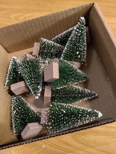 一盒12个 迷你小圣诞树 共2盒 很精致 2盒价