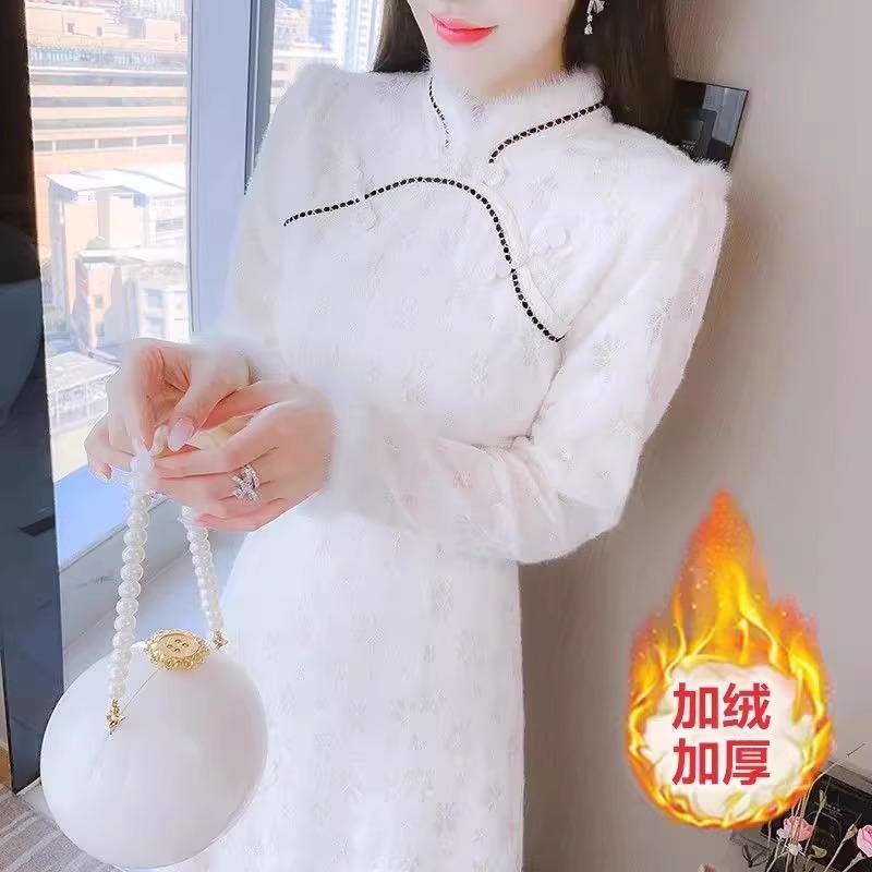 蕾丝加绒连衣裙子女秋冬装2026年新款高级感时尚收腰显瘦打底仙女