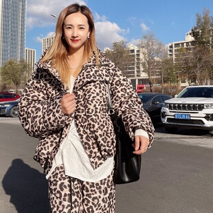 豹纹羽绒服女款冬季连帽抽绳网红洋气欧货高级感时尚潮流保暖外套