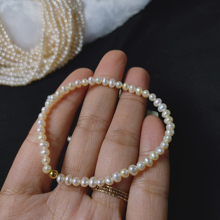 米白色小米粒天然淡水珍珠手链多层叠带简约气质弹力手串女生礼物
