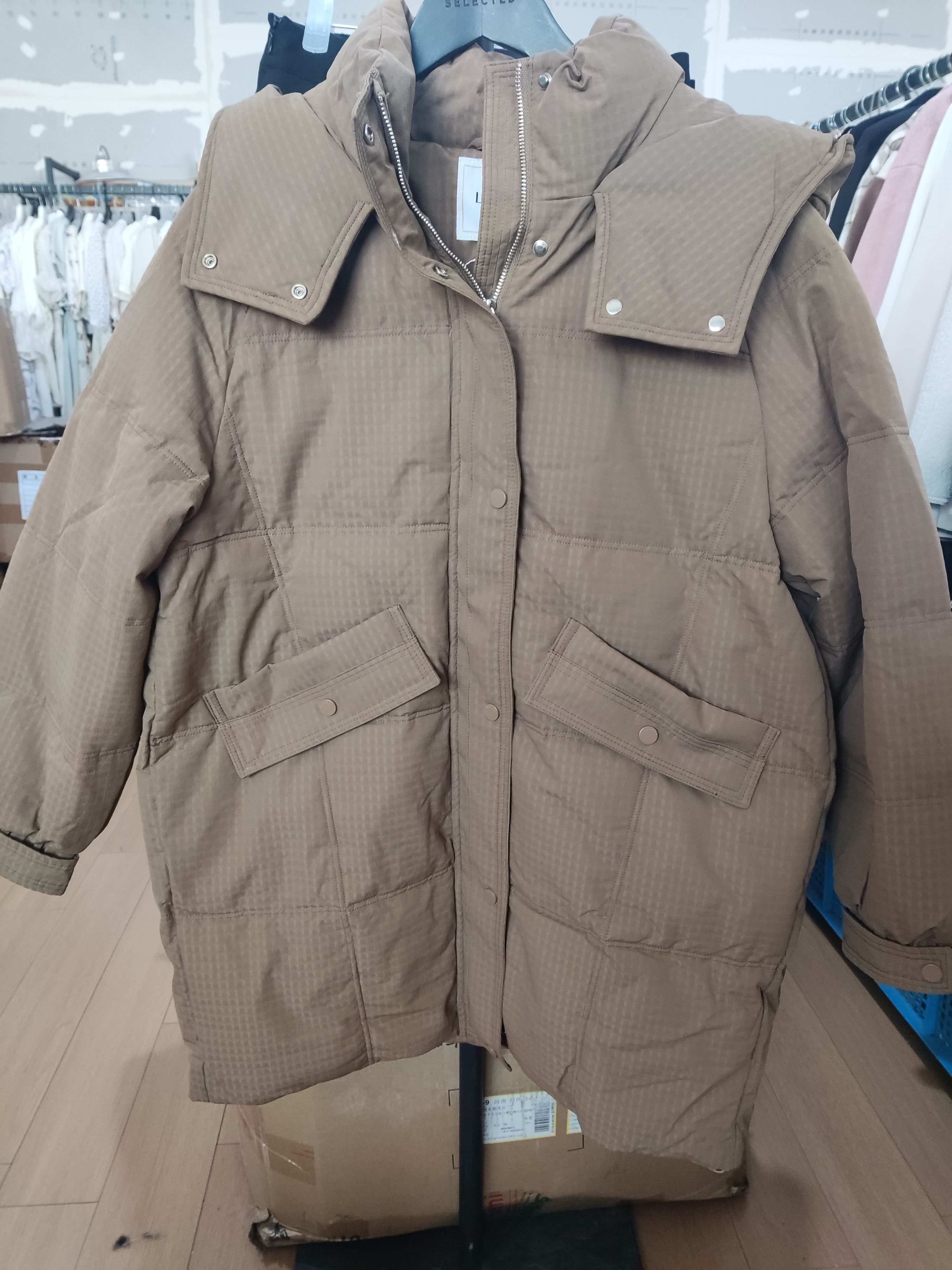 现货拉家冬季新款驼色加厚连帽中长款羽绒服MCYY33YA52