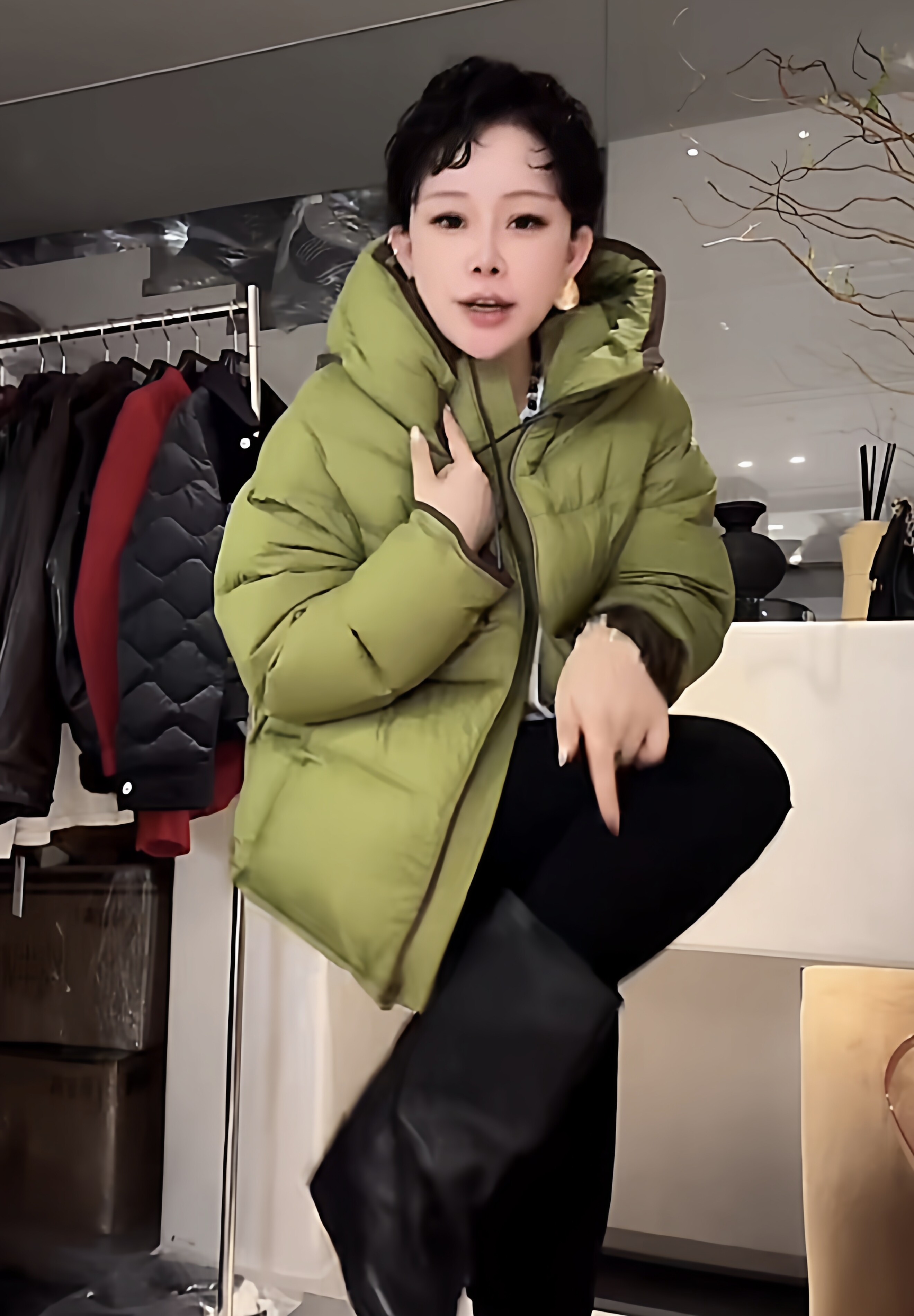 欧洲站2025冬季新款时尚百搭连帽羽绒服女宽松显瘦保暖外套