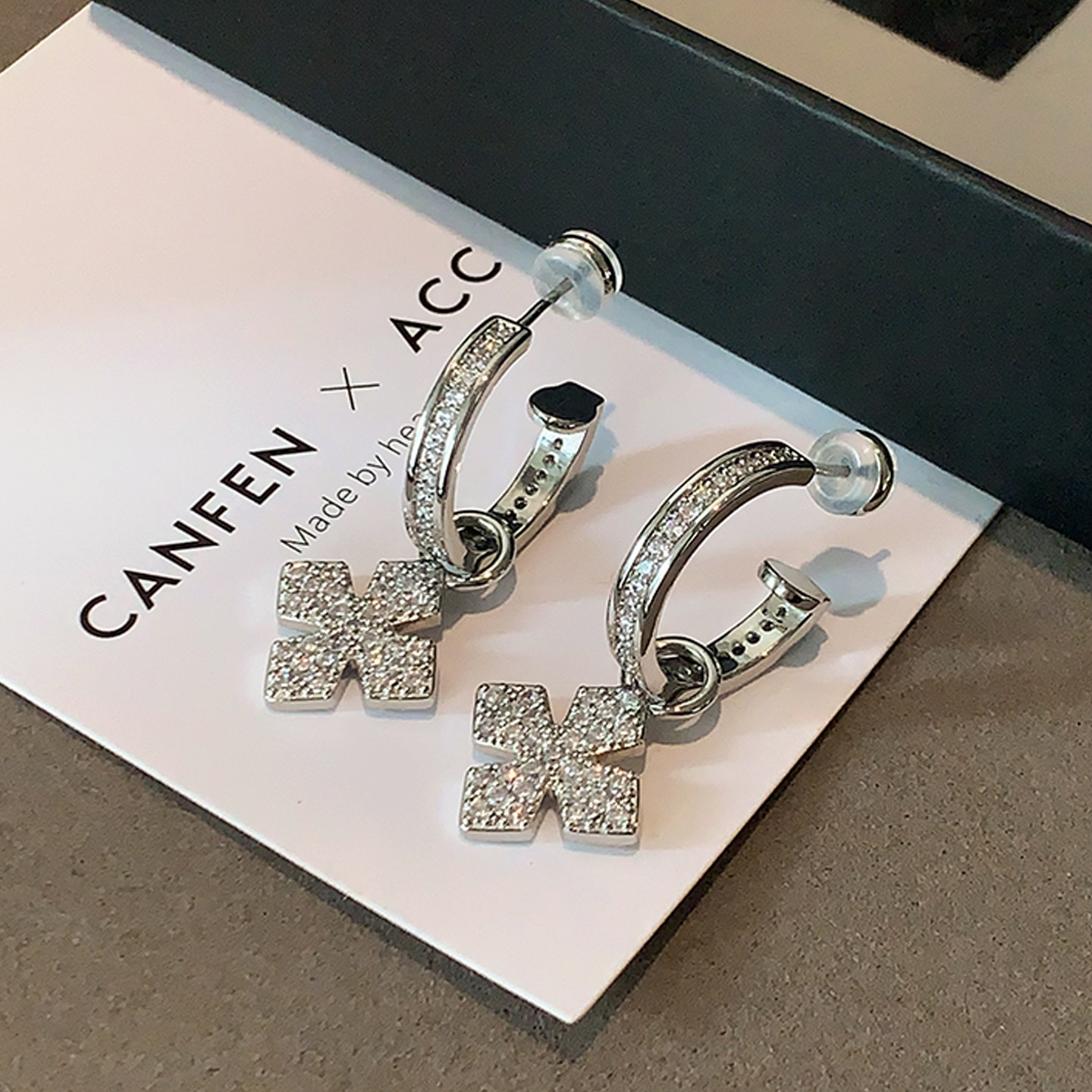 银色满钻十字架耳钉2026新款爆款高级感耳环中性朋克复古圈圈耳饰