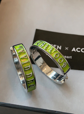 多巴胺字母耳环2025新款高级感耳圈绿色宽面耳扣小香风西太后耳饰