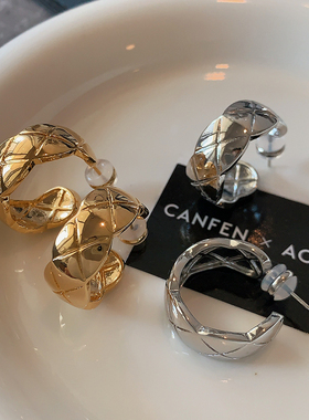 宽面金属菱格纹耳环2026新款高级感耳钉女法式轻奢简约小香风耳饰