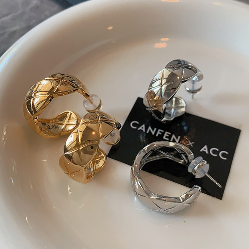 CANFEN金属小香风宽面菱格纹耳环