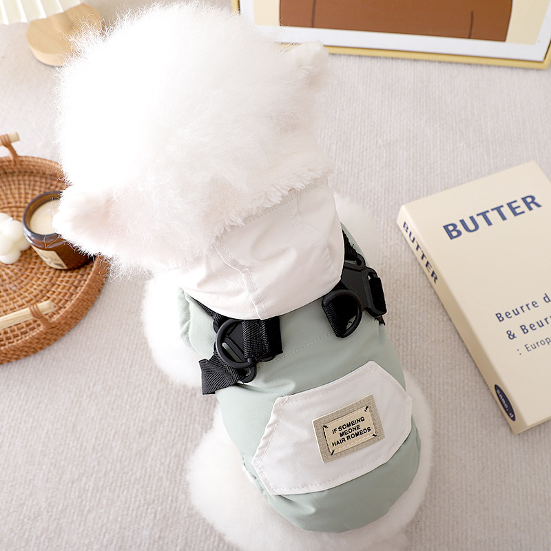 狗狗衣服可爱超萌宠物服装外出可牵引新款24奔赴山野带帽夹棉马甲