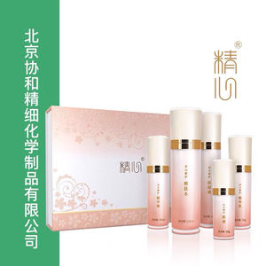 精心护肤品保湿滋养紧致