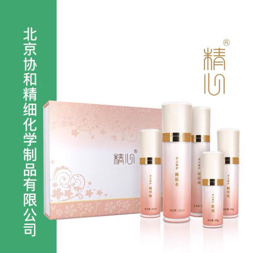 精心护肤品保湿滋养紧致
