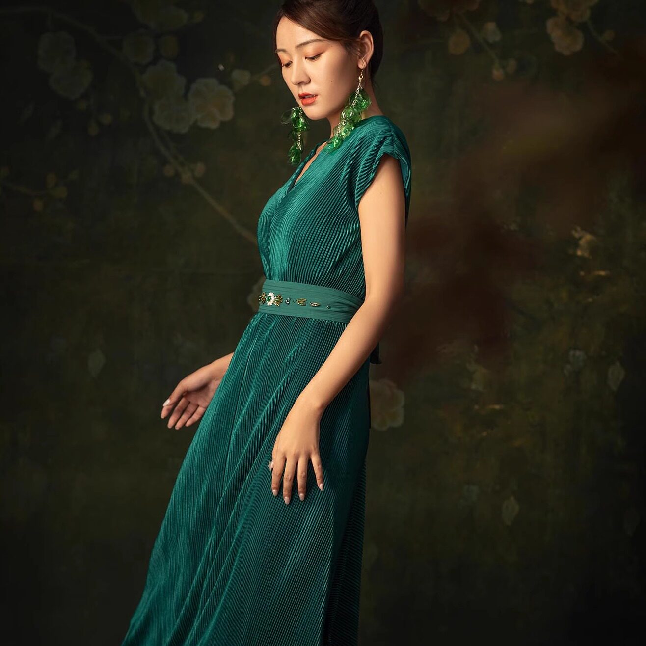 琳予纳设计师小众品牌2023显瘦女士绿色中式风格晚礼服走秀礼服