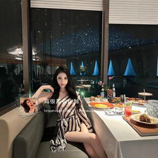 网红韩版气质斜肩单袖流苏上衣女时尚黑白条纹性感斜领露背衬衫