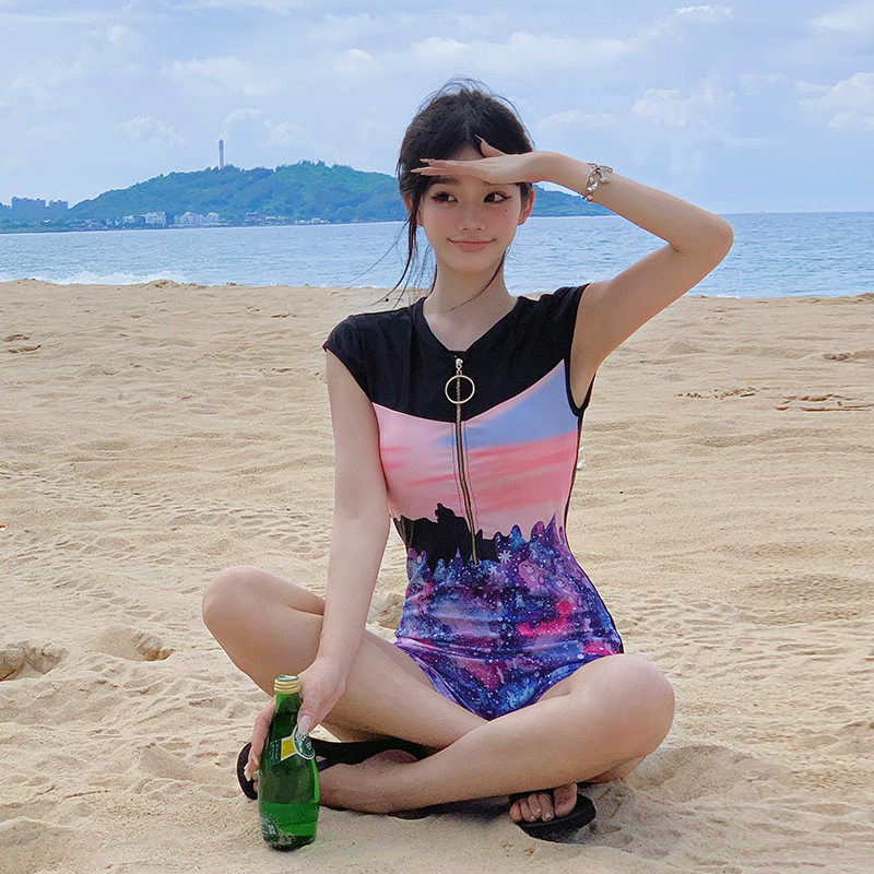 2025新款泳衣女爆款高级连体三角显瘦遮肚保守短袖温泉度假泳装