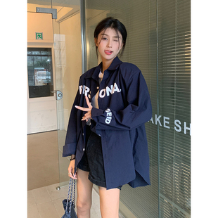 设计感带垫肩长袖防晒衬衫女早秋2022新款字母印花宽松中长款上衣