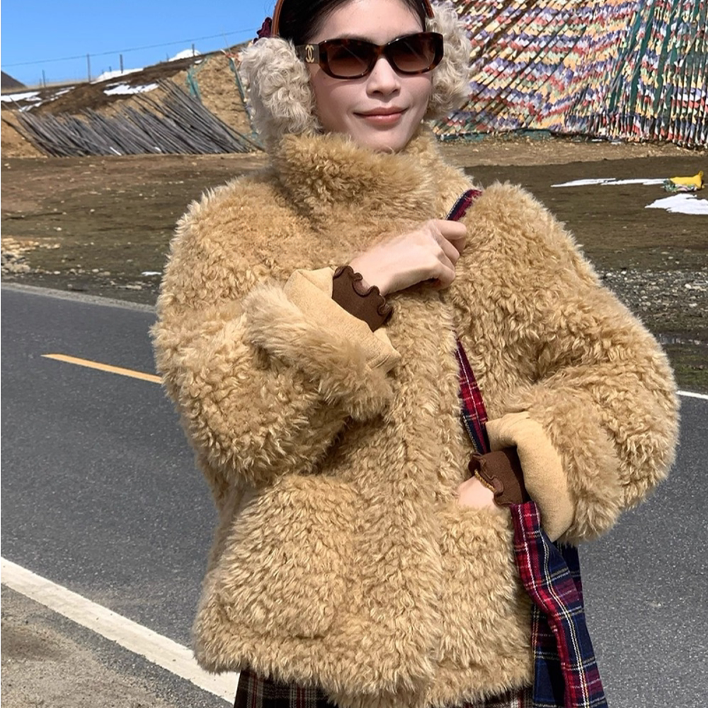 高端货~冬季加厚皮毛一体两面穿长袖外套女百搭牛角扣毛毛上衣