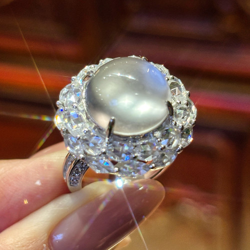 石英质玉爆闪玫瑰钻鸽子蛋戒指