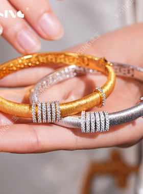 VISING黄金色白金色刻丝拉丝灵动钻石贵妃手镯女士精致高级感