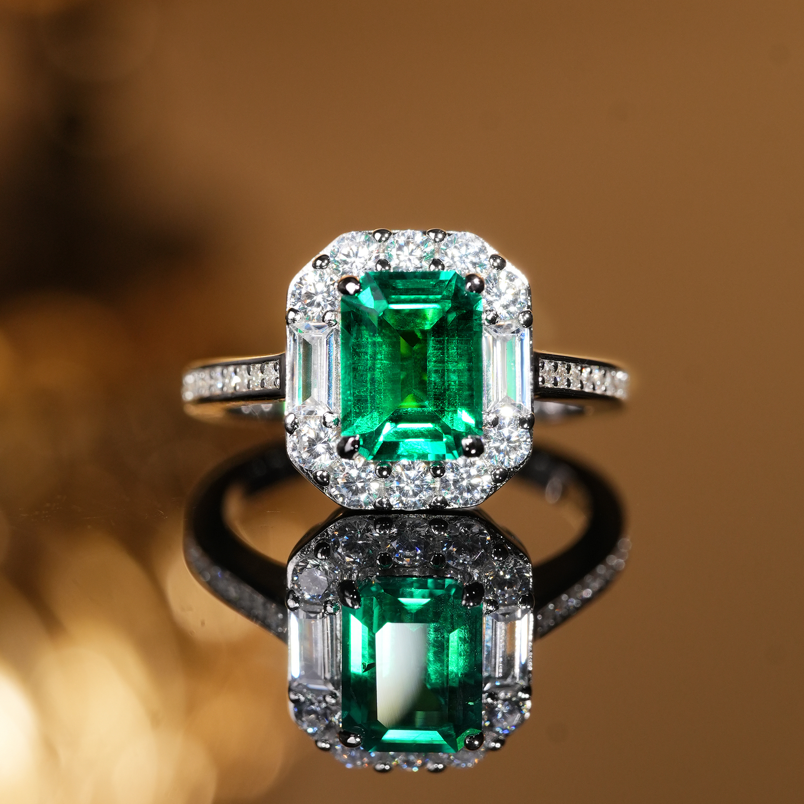 实验室培育祖母绿宝石戒指